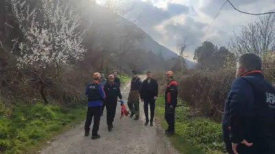 Bursa’nın Yıldırım ilçesinde dere kenarından dağa doğru yürüyüş yapan iki