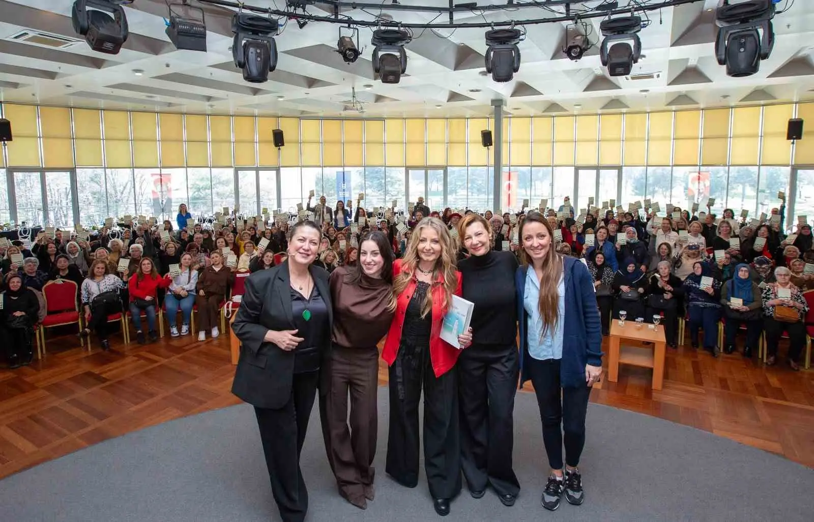 Bursa’da kültür ve sanat etkinlikleri kapsamında düzenlenen “Bursa Sanatla Yeşeriyor”