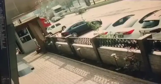 Bursa’nın Kestel ilçesinde şerit değiştirmek isteyen otomobilin sürücüsü sol şeritten