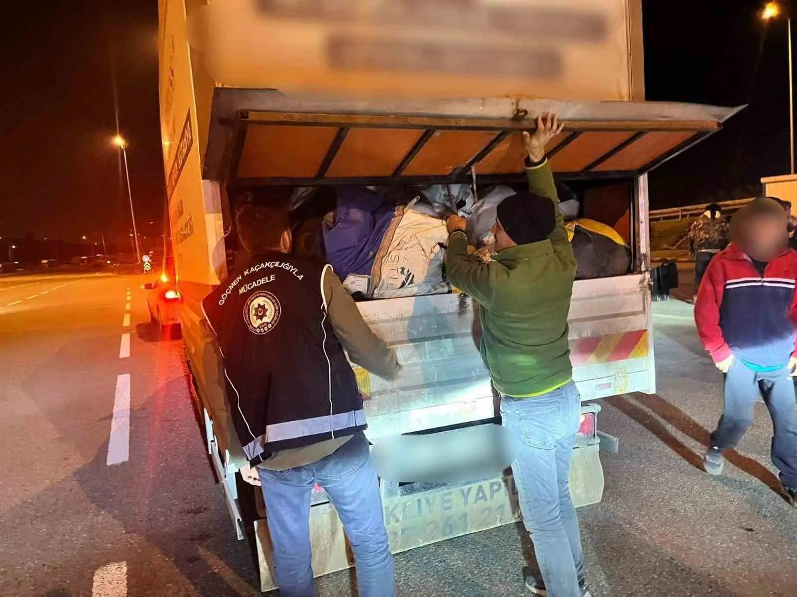 Bursa Emniyet Müdürlüğü ekipleri, göçmen kaçakçılığı suçunun önlenmesi ve kamu