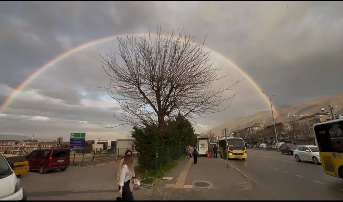 Bursa’da yağmurun ardından oluşan gökkuşağı, izleyenleri mest etti. Hafif yağmurun