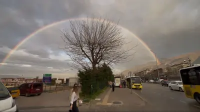 Bursa’da yağmurun ardından oluşan gökkuşağı, izleyenleri mest etti. Hafif yağmurun