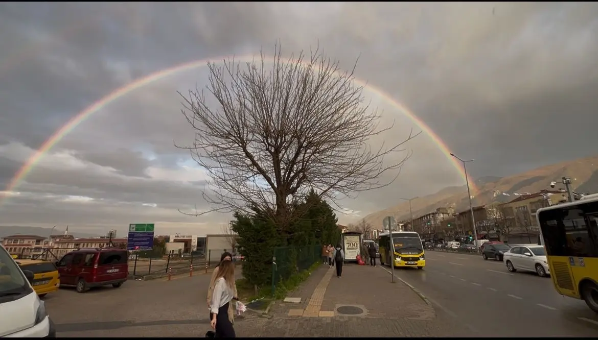 Bursa’da yağmurun ardından oluşan gökkuşağı, izleyenleri mest etti. Hafif yağmurun