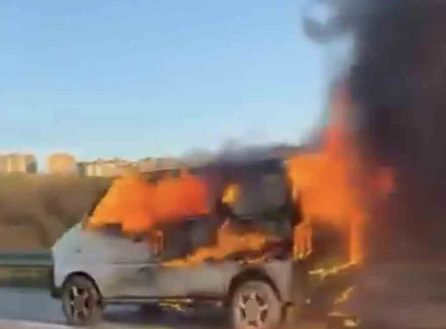 Bursa çevre yolunda seyir halindeki hafif ticari araç alev aldı.