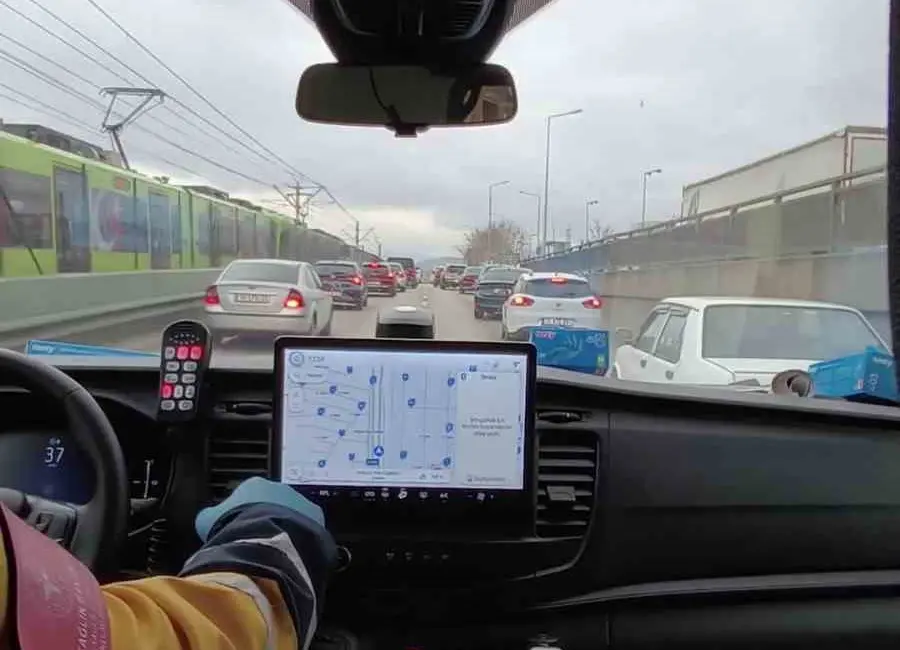 Bursa’da trafikte yaşanan duyarlı bir an, görenlerden takdir topladı. Seyir