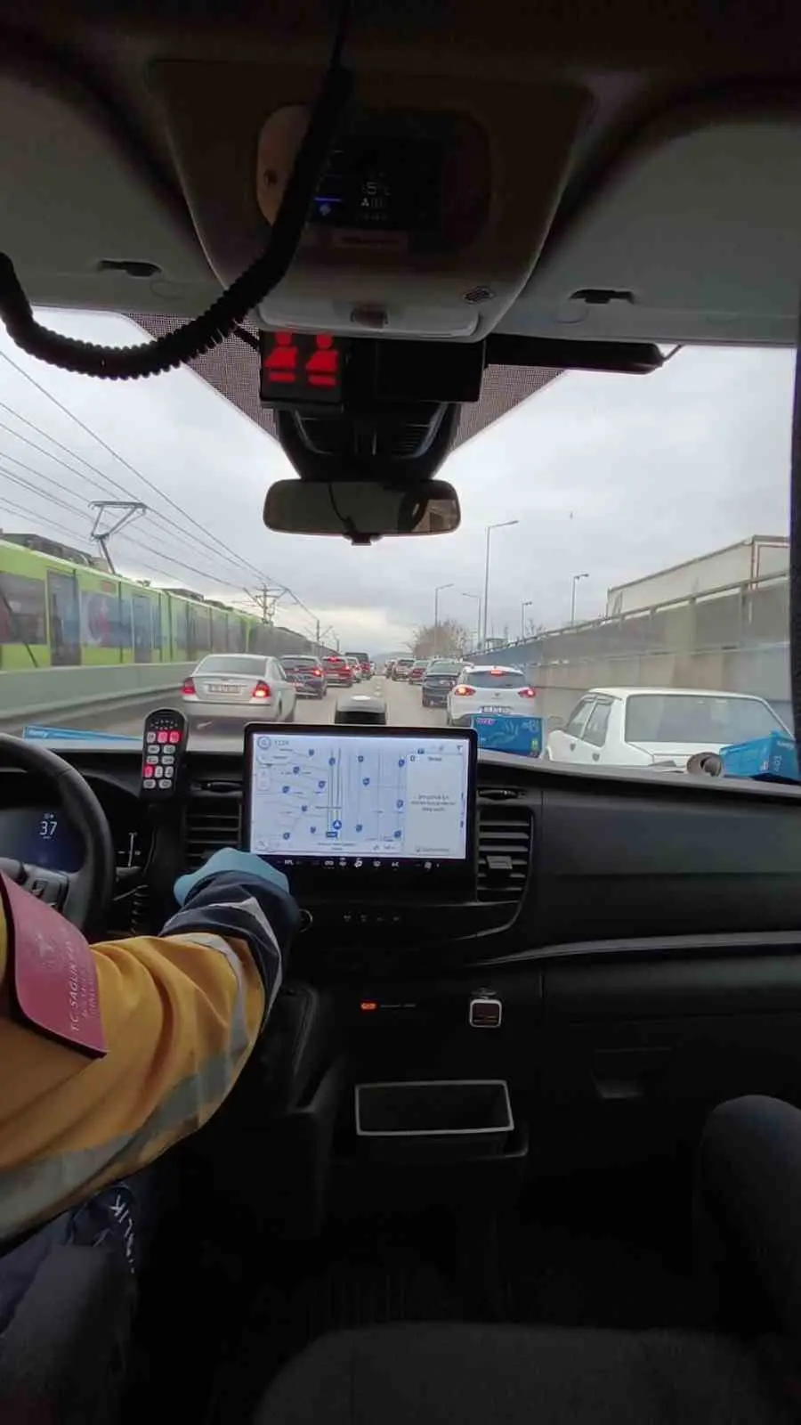 Bursa’da trafikte yaşanan duyarlı bir an, görenlerden takdir topladı. Seyir