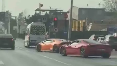 Bursa’da ultra lüks iki otomobilin hatalı şerit değiştirip kırmızı ışıkta