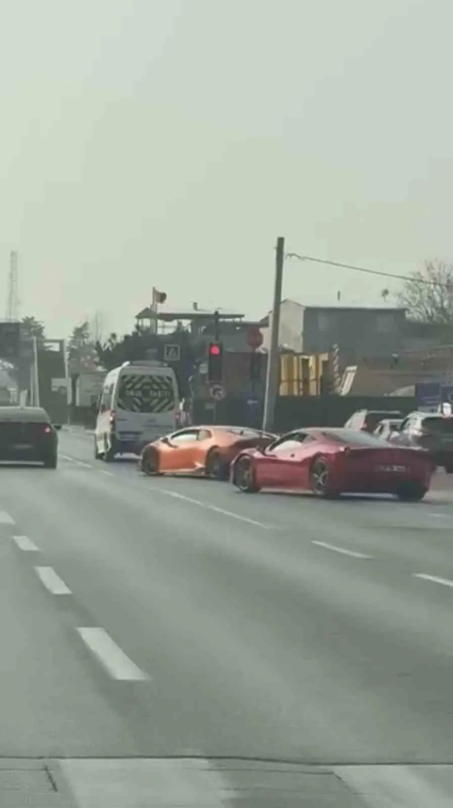 Bursa’da ultra lüks iki otomobilin hatalı şerit değiştirip kırmızı ışıkta