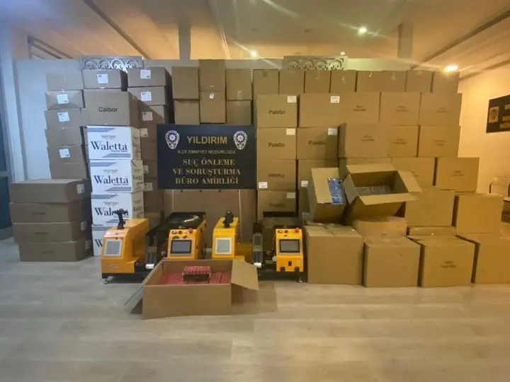 Bursa’da polis ekiplerince kaçak sigara imalathanesine yapılan operasyonda 460 kilo