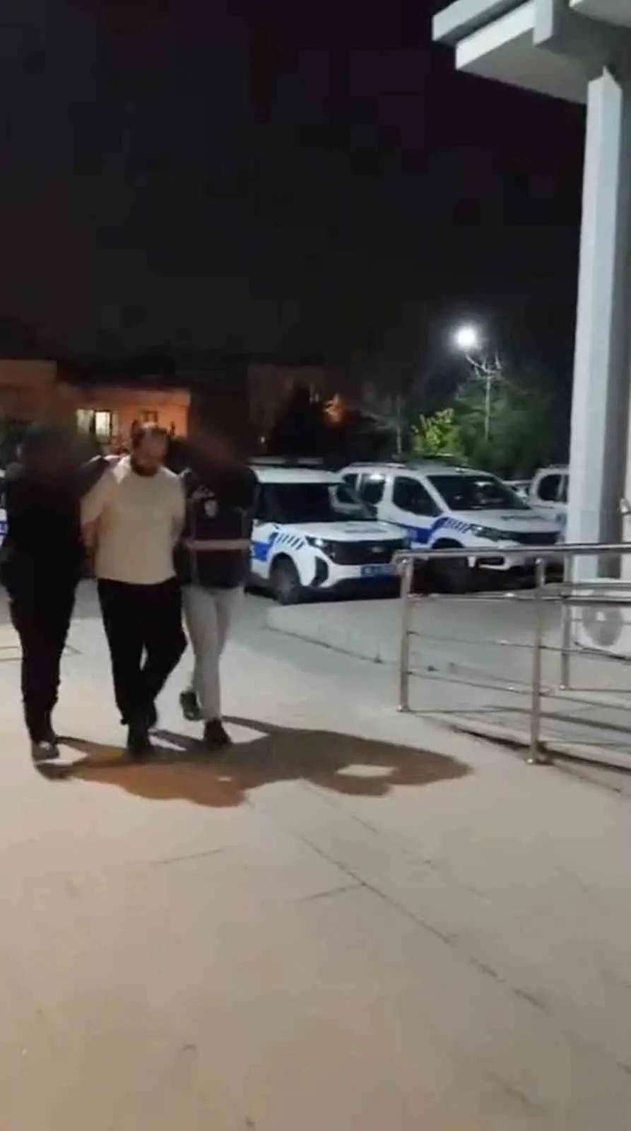 Bursa’nın Osmangazi ilçesinde haklarında kesinleşmiş hapis cezası bulunan 2 kişi,