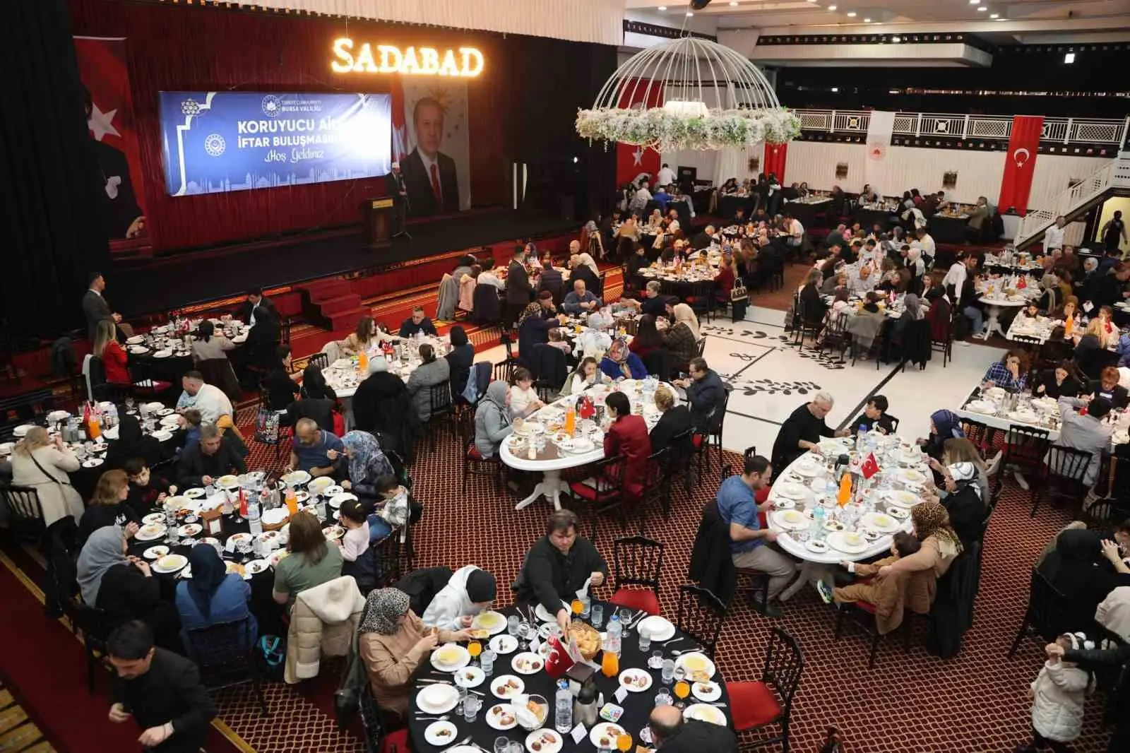 Bursa’da koruyucu aileler ve çocuklar Ramazan ayı dolayısıyla düzenlenen iftar
