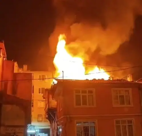 Bursa’nın Osmangazi ilçesinde metruk binada çıkan yangın korku dolu anlar