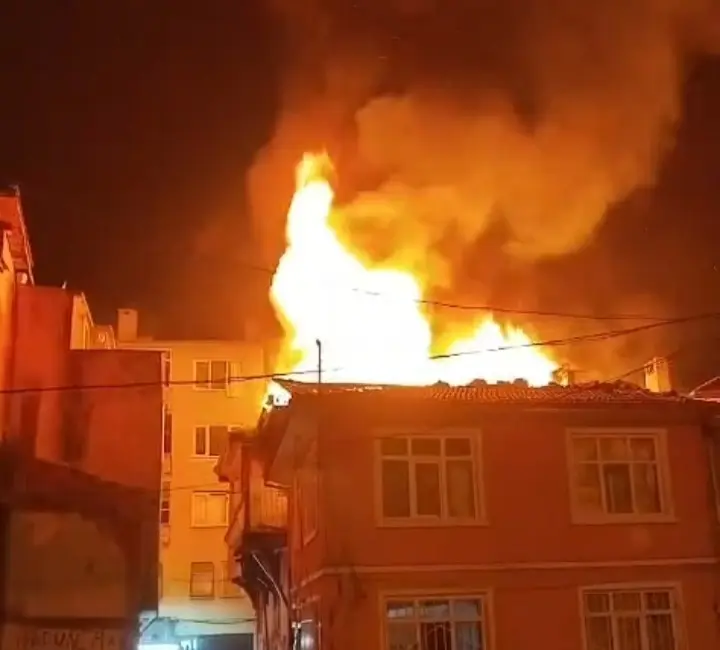 Bursa’nın Osmangazi ilçesinde metruk binada çıkan yangın korku dolu anlar