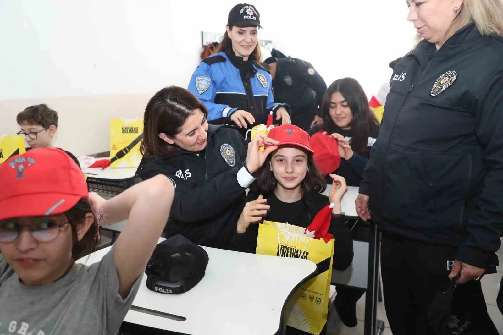 Bursa Emniyet Müdürlüğü tarafından öğrencilerin polis teşkilatına olan güvenini artırmak