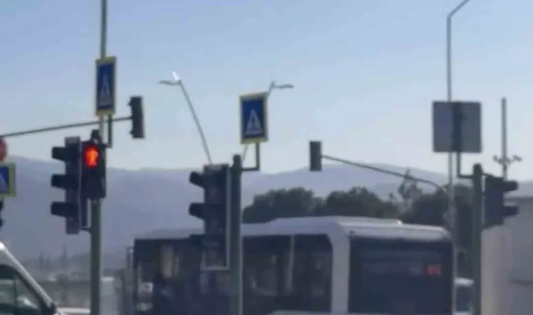Bursa’da özel halk otobüsünün ters şeride girmesi trafikte tehlikeli anlara