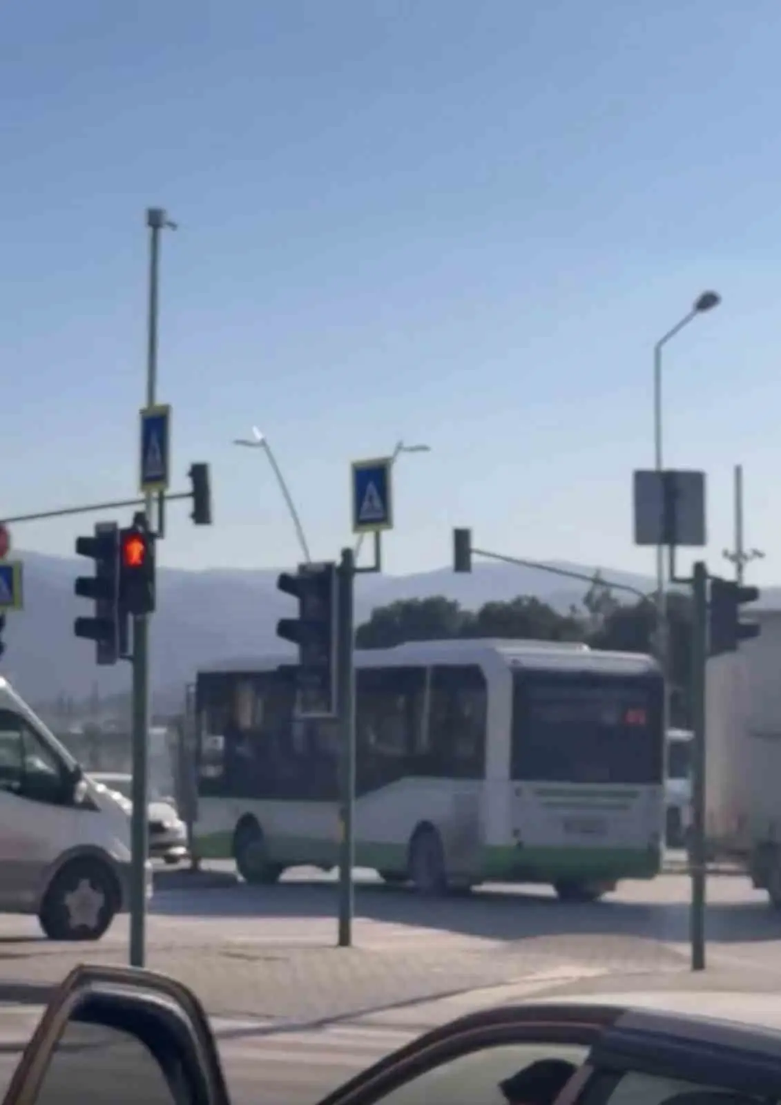 Bursa’da özel halk otobüsünün ters şeride girmesi trafikte tehlikeli anlara