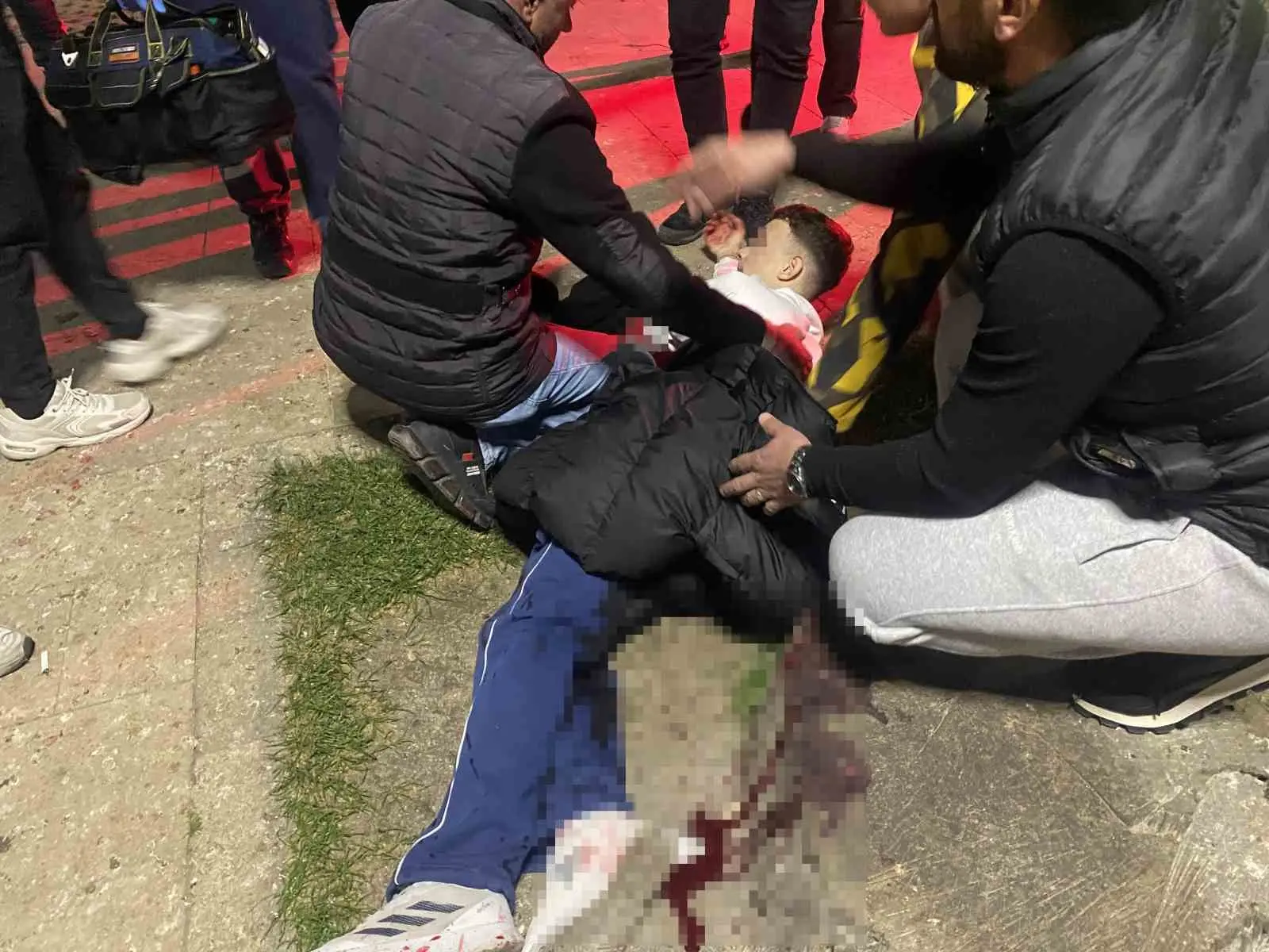 Bursa’nın Mudanya ilçesinde bir parkta çıkan bıçaklı kavgada 16 yaşındaki