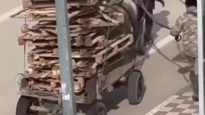 Bursa’nın Karacabey ilçesinde bir kişinin at arabasına üst üste palet