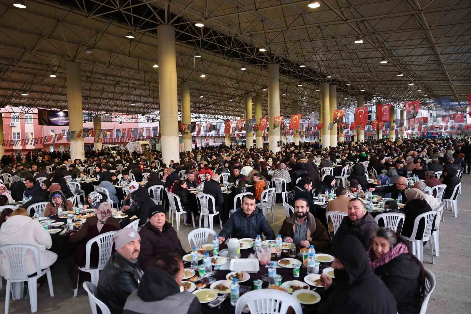 Bursa Büyükşehir Belediyesi, düzenlediği etkinlikler ve verdiği iftarlarla Ramazan’ın paylaşma