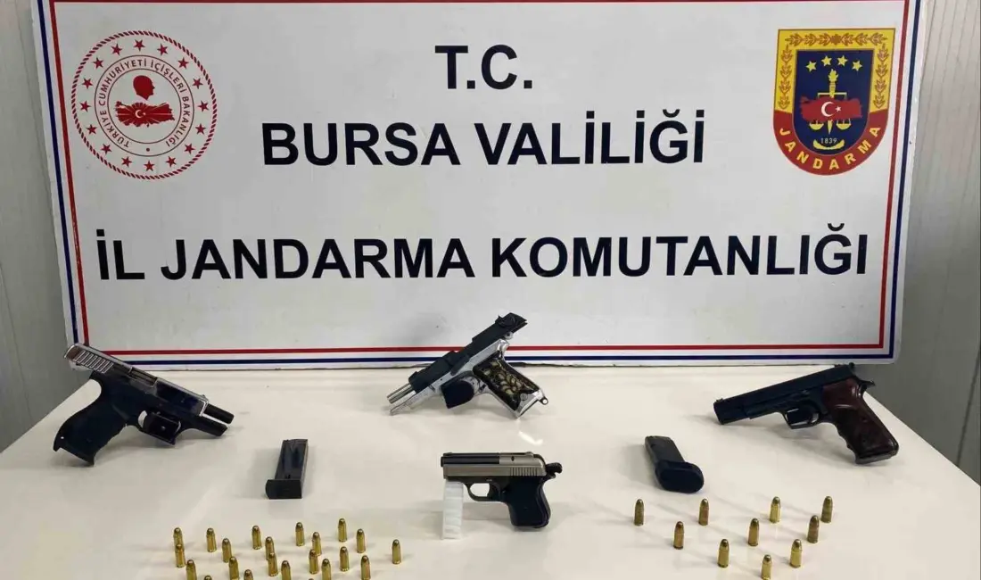 Bursa’da jandarma ekiplerince düzenlenen operasyonda 4 ruhsatsız silah ve çok