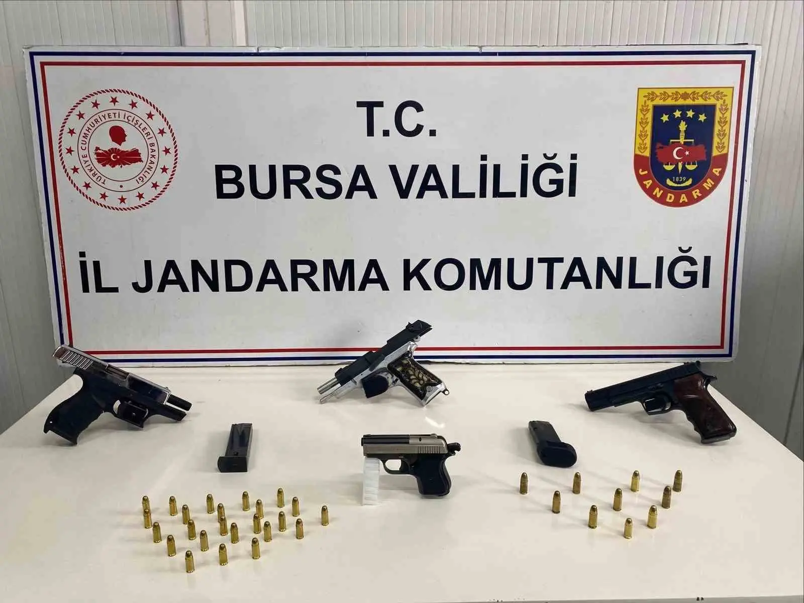 Bursa’da jandarma ekiplerince düzenlenen operasyonda 4 ruhsatsız silah ve çok