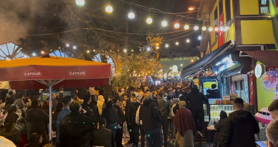 Bursa’da tarihi Abdal Meydanı’nda sahur geleneği devam ediyor. Tahanlı pide