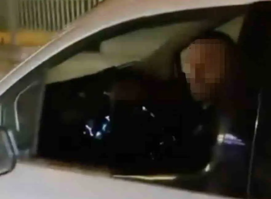 Bursa’da seyir halinde olan servis minibüsü, makas atan kamyonetin çarpması