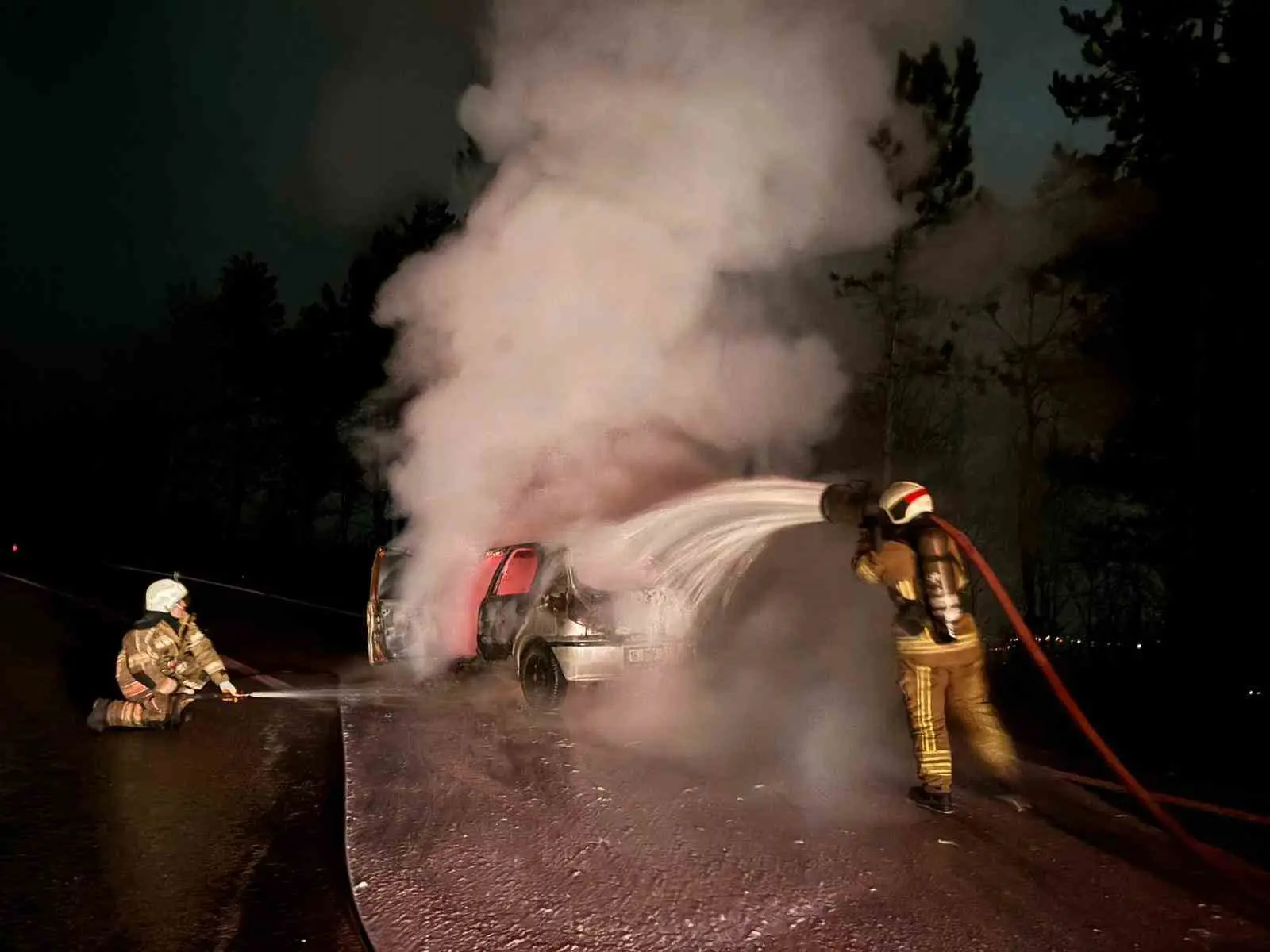 Bursa’nın İnegöl ilçesinde seyir halindeki otomobil alev alev yandı. Olay,