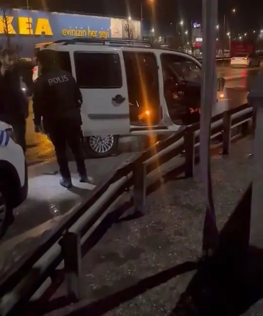 Bursa’da bir kadın ve silahlı erkeğin akaryakıt istasyonu içerisinde kavga