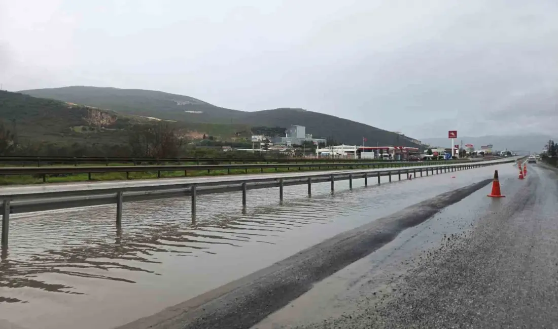 Bursa’da sağanak nedeniyle göle dönen Gemlik-Orhangazi kara yolunda mahsur kalan