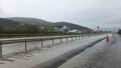 Bursa’da sağanak nedeniyle göle dönen Gemlik-Orhangazi kara yolunda mahsur kalan