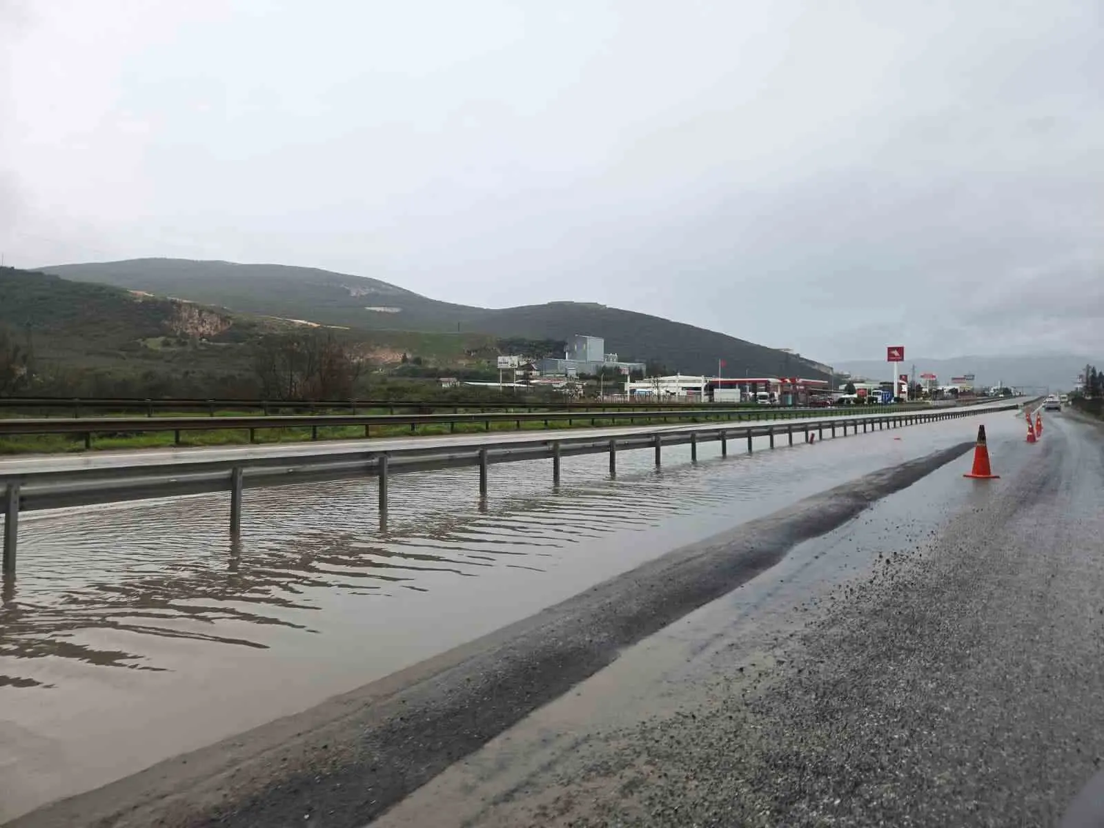 Bursa’da sağanak nedeniyle göle dönen Gemlik-Orhangazi kara yolunda mahsur kalan