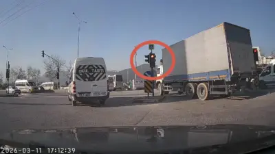 Bursa’nın Kestel ilçesinde kırmızı ışık ihlali yapan sürücüler trafiği tehlikeye