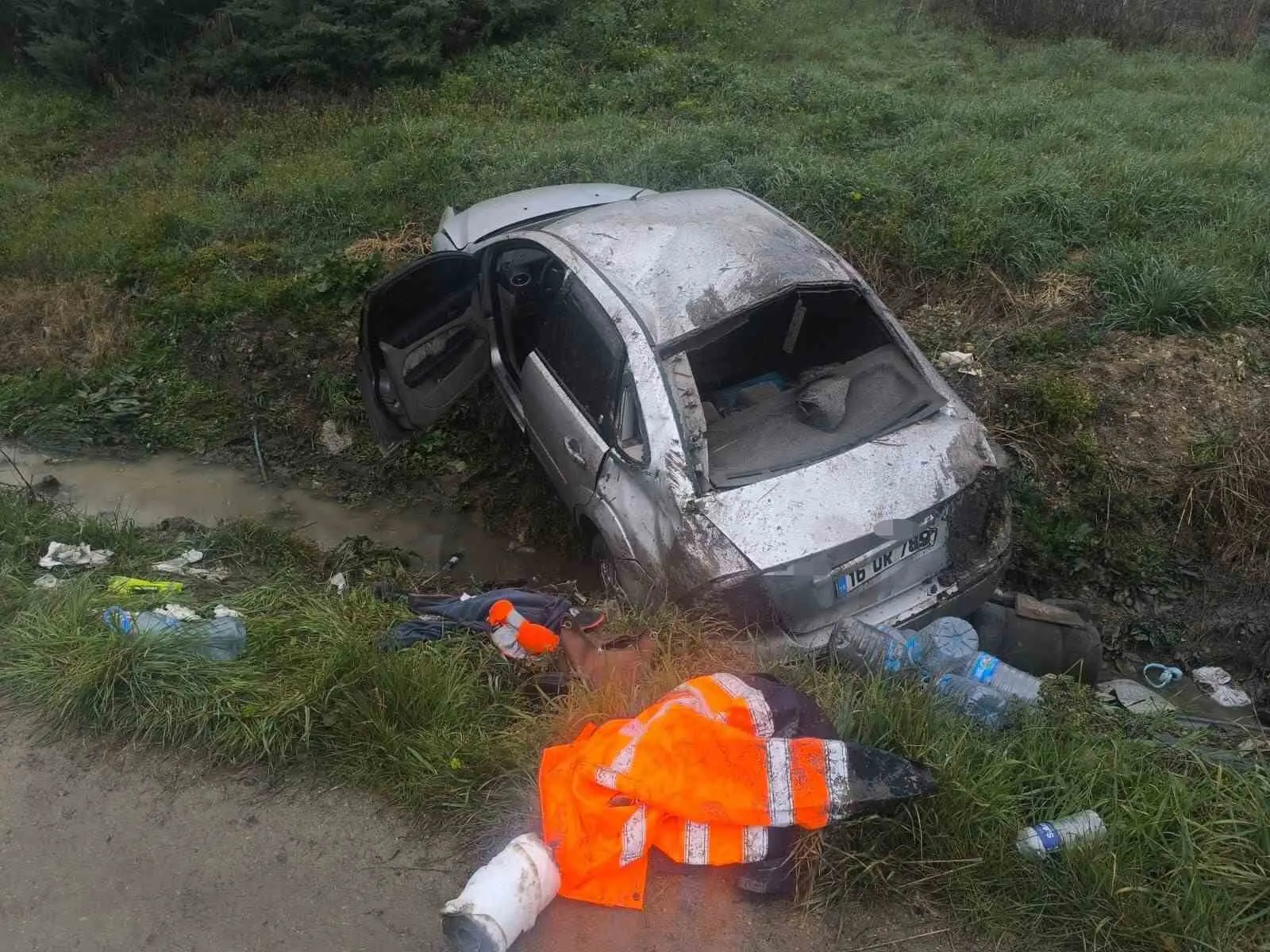 Bursa’nın İnegöl ilçesinde kontrolden çıkan otomobilin taklalar atarak tarlaya uçtuğu