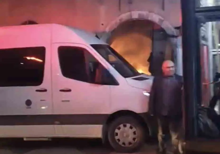 Bursa’da 156 yıllık tarihi bir binada çıkan yangın itfaiye ekiplerinin