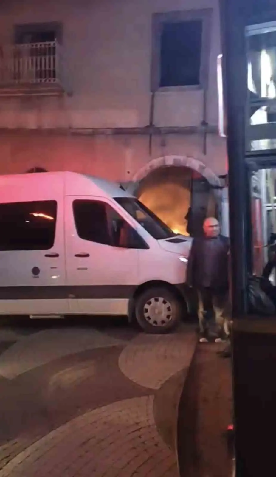 Bursa’da 156 yıllık tarihi bir binada çıkan yangın itfaiye ekiplerinin