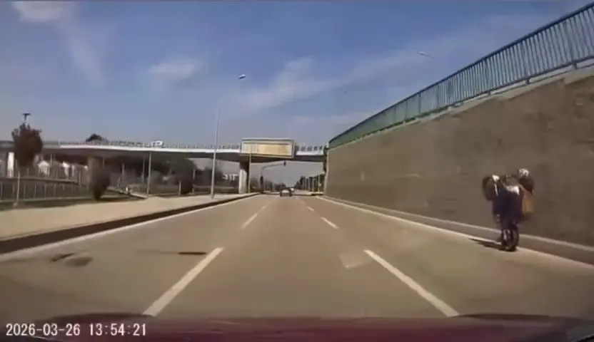 Bursa’da trafikte ön kaldırarak ilerleyen motosiklet trafikte tehlikeli anlara neden