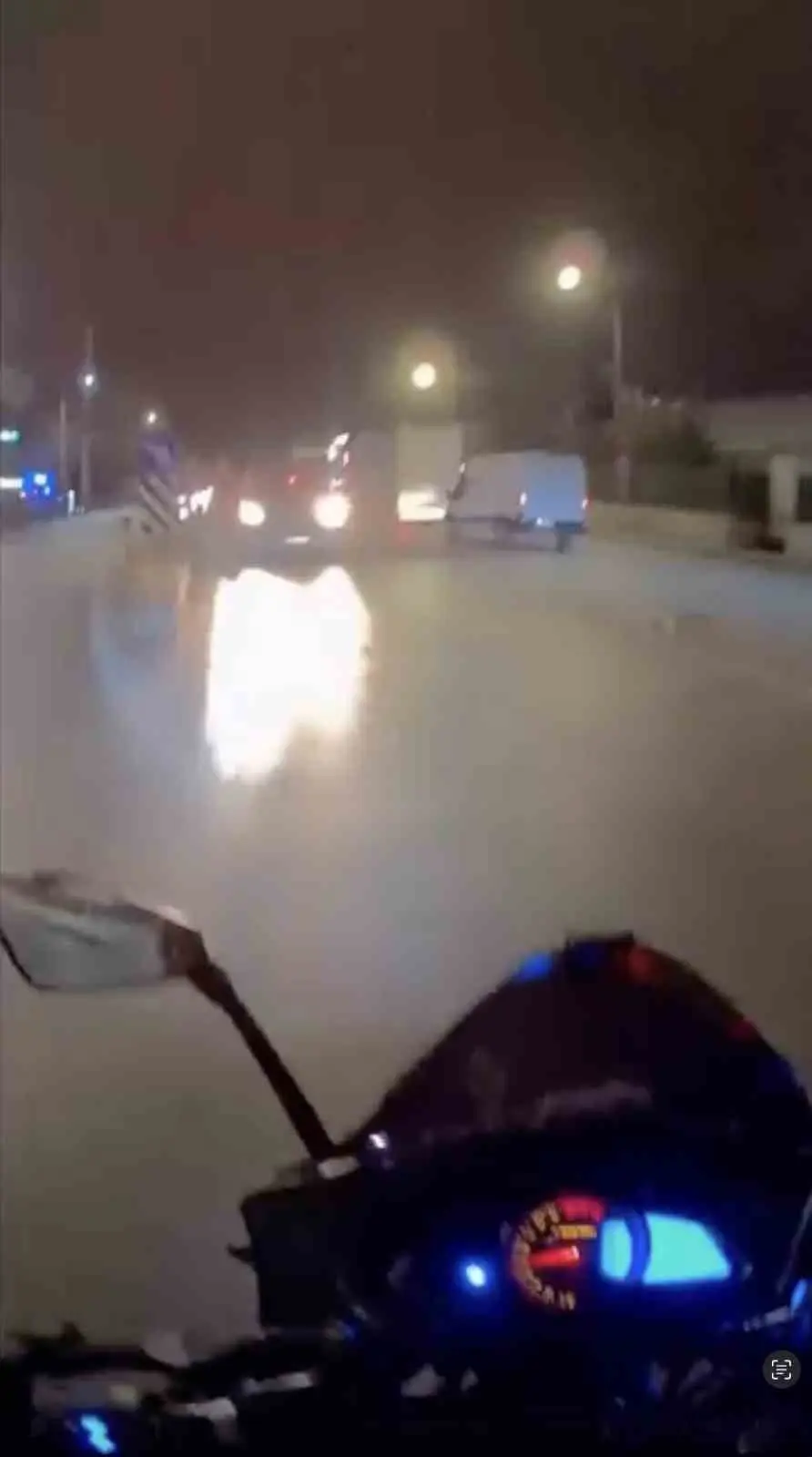 Bursa’da motosiklet sürücüsü, ters yönden gelen otomobil sebebiyle büyük bir