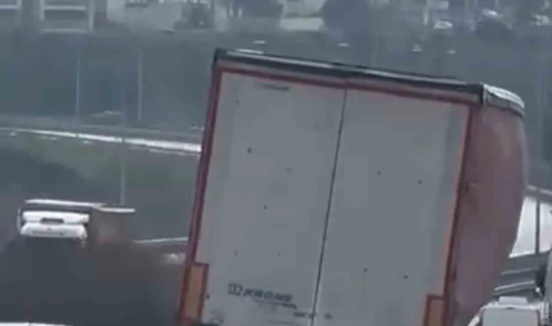 Bursa’da seyir halindeki bir tırın yolda yan şekilde ilerlemesi trafikte