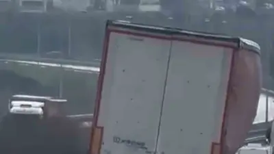 Bursa’da seyir halindeki bir tırın yolda yan şekilde ilerlemesi trafikte