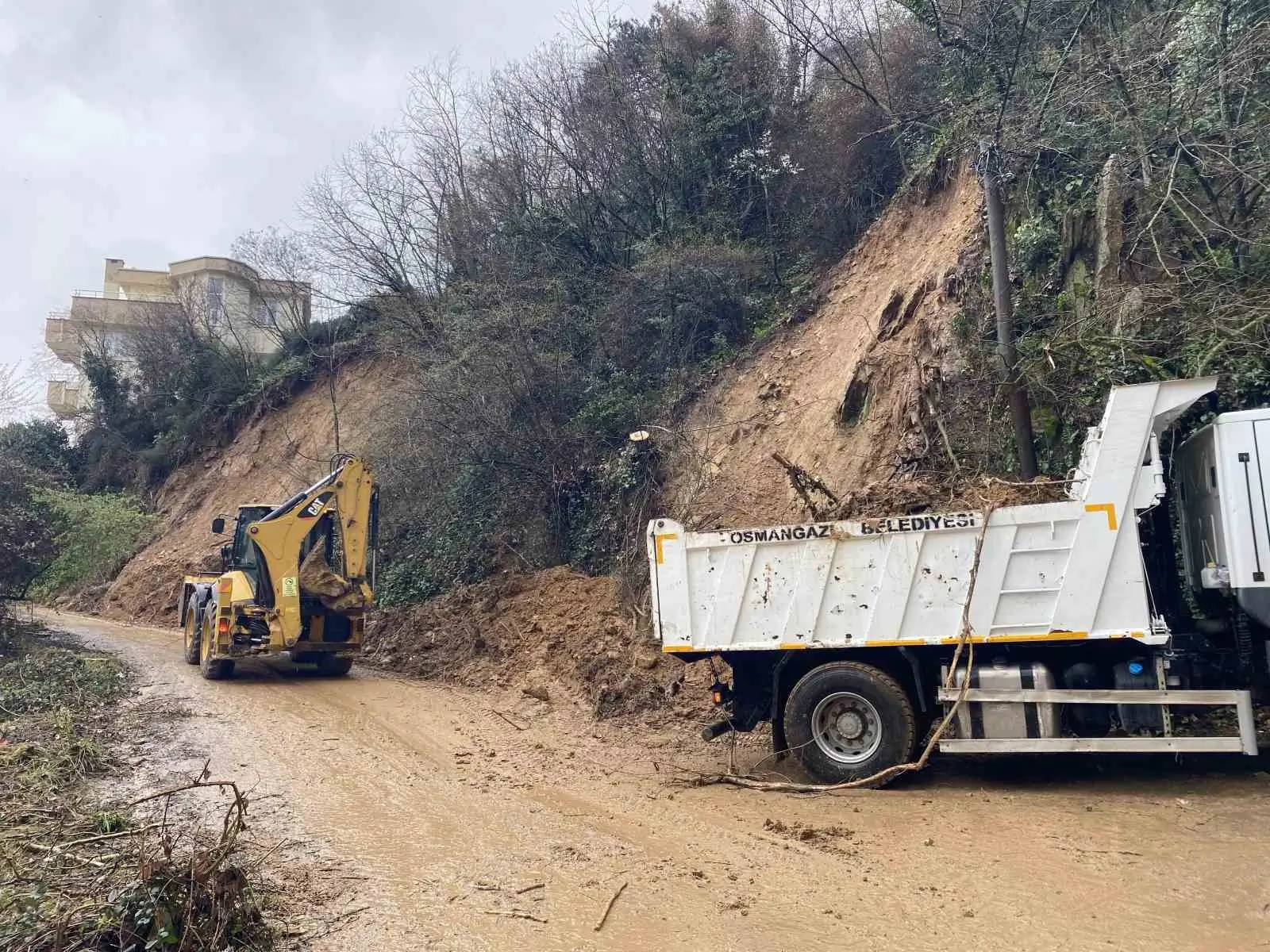 Bursa’da etkili olan yoğun yağış sonrası meydana gelen toprak kayması