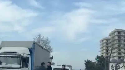 Bursa’da iki sürücü arasında çıkan tartışma kavgaya dönüştü, araya giren