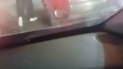 Bursa’nın Yıldırım ilçesinde trafikte tartışma yaşandı. Kadın otomobil sürücüsü kendisini