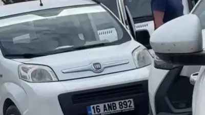 Bursa’da trafikte yaşanan gerginlik kavgaya dönüştü. Kamyonetin önünü kesip saldırmaya