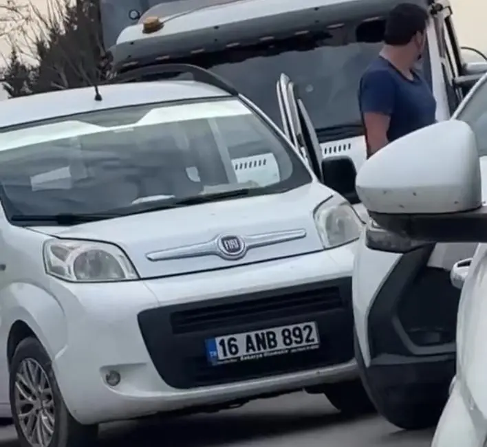 Bursa’da trafikte yaşanan gerginlik kavgaya dönüştü. Kamyonetin önünü kesip saldırmaya