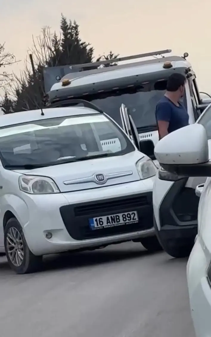 Bursa’da trafikte yaşanan gerginlik kavgaya dönüştü. Kamyonetin önünü kesip saldırmaya