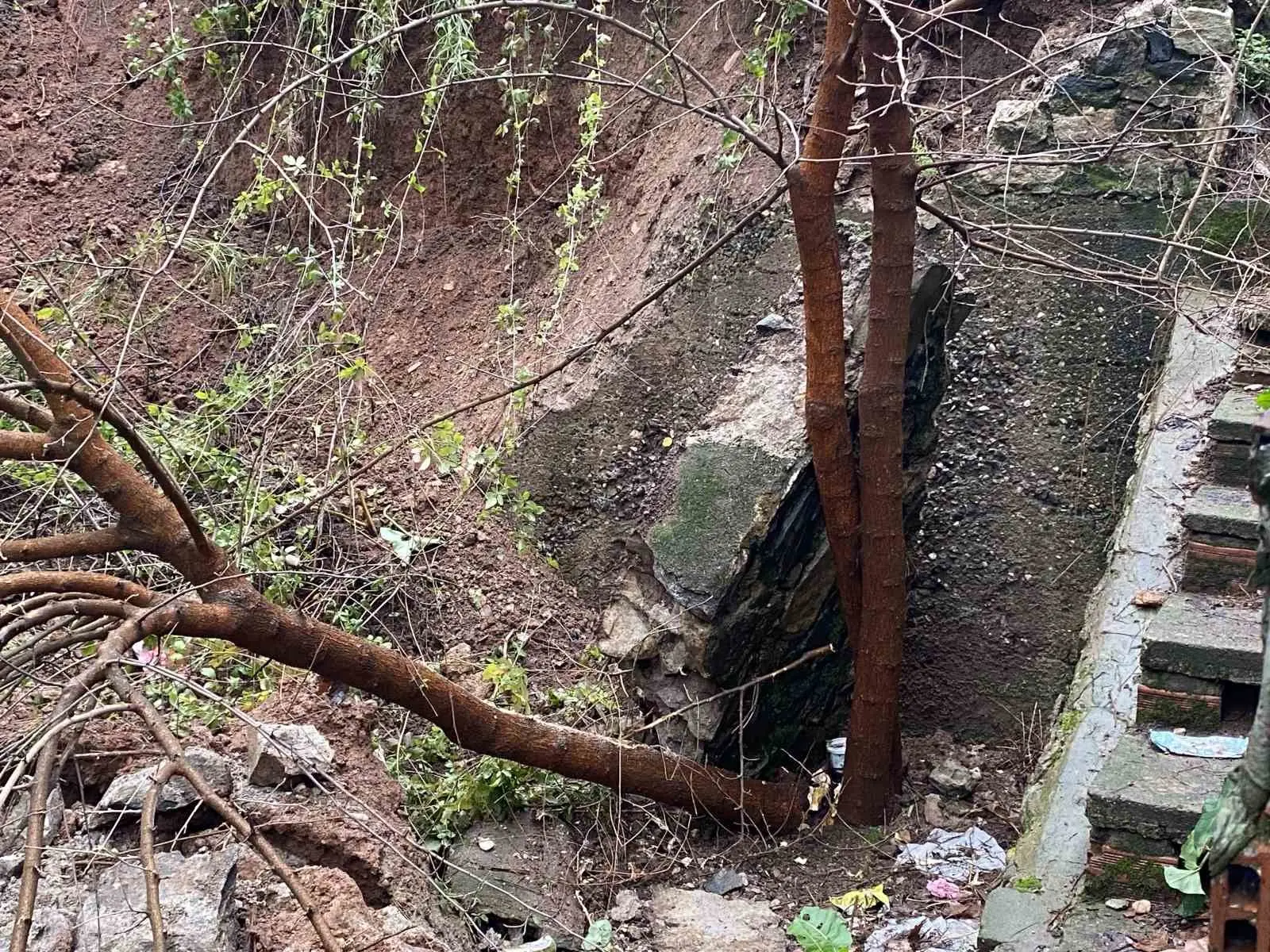 Bursa’nın Osmangazi ilçesinde etkili olan yoğun yağışlar nedeniyle bir binanın