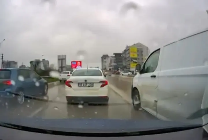 Bursa’da trafikte yol verme meselesi yüzünden çıkan tartışmada minibüsten inen