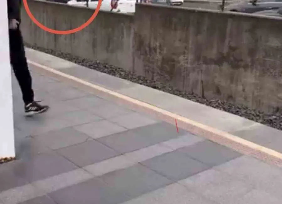 Bursa’da yolu kaybettiği öğrenilen yaşlı adam, yoğun trafikte araçların arasında