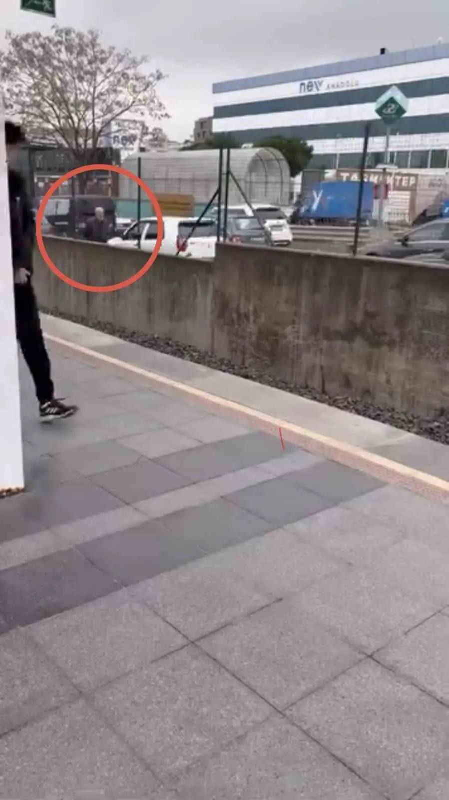 Bursa’da yolu kaybettiği öğrenilen yaşlı adam, yoğun trafikte araçların arasında